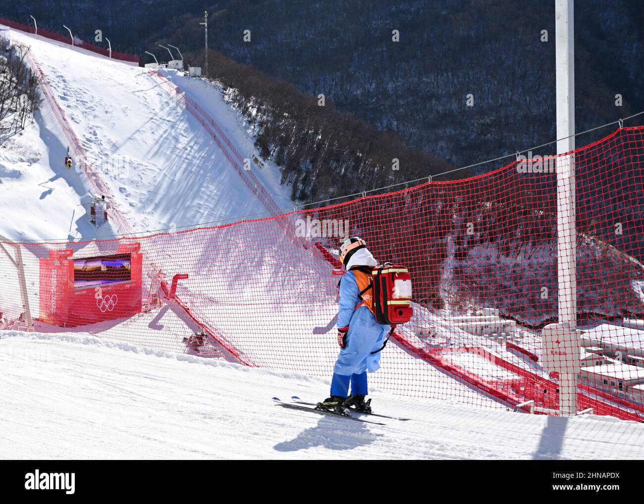 (220215) -- PECHINO, 15 febbraio 2022 (Xinhua) -- Huai Wei Skis al suo posto di servizio presso il National Alpine Ski Center nel distretto di Yanqing, Pechino, capitale della Cina, 14 febbraio 2022. Huai Wei, medico associato del Dipartimento di emergenza del terzo Ospedale dell'Università di Pechino, insieme ad altri quattro colleghi, attualmente svolge il suo servizio di medico sciistico per l'evento di sci alpino dei Giochi Olimpici invernali di Pechino 2022 presso il Centro Nazionale di Sci Alpino di Zhangjiakou della Provincia di Hebei. Huai è in grado di fornire assistenza medica immediata a qualsiasi atleta ferito durante la gara. Da a d Foto Stock