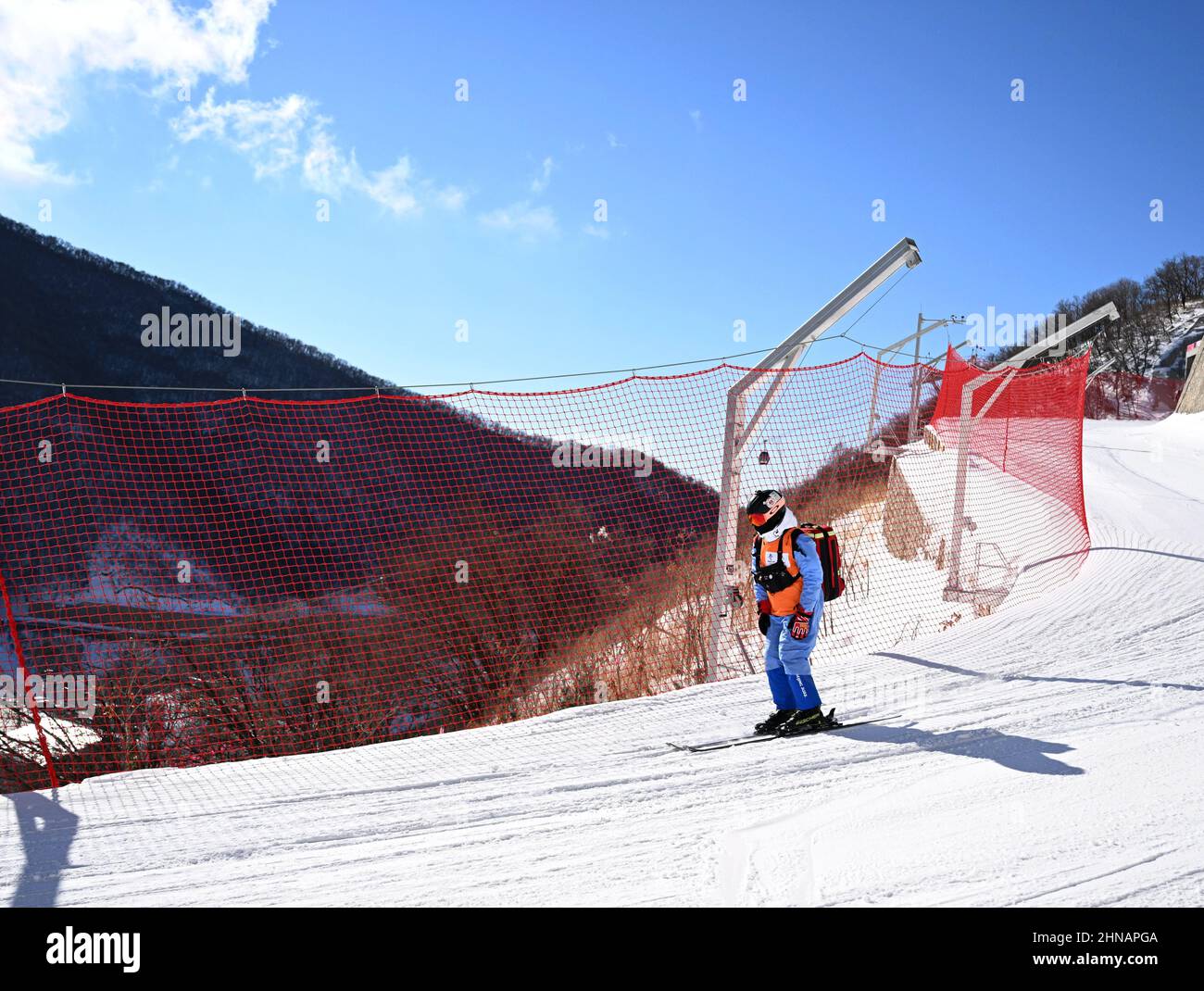 (220215) -- PECHINO, 15 febbraio 2022 (Xinhua) -- Huai Wei Skis al suo posto di servizio presso il National Alpine Ski Center nel distretto di Yanqing, Pechino, capitale della Cina, 14 febbraio 2022. Huai Wei, medico associato del Dipartimento di emergenza del terzo Ospedale dell'Università di Pechino, insieme ad altri quattro colleghi, attualmente svolge il suo servizio di medico sciistico per l'evento di sci alpino dei Giochi Olimpici invernali di Pechino 2022 presso il Centro Nazionale di Sci Alpino di Zhangjiakou della Provincia di Hebei. Huai è in grado di fornire assistenza medica immediata a qualsiasi atleta ferito durante la gara. Da a d Foto Stock