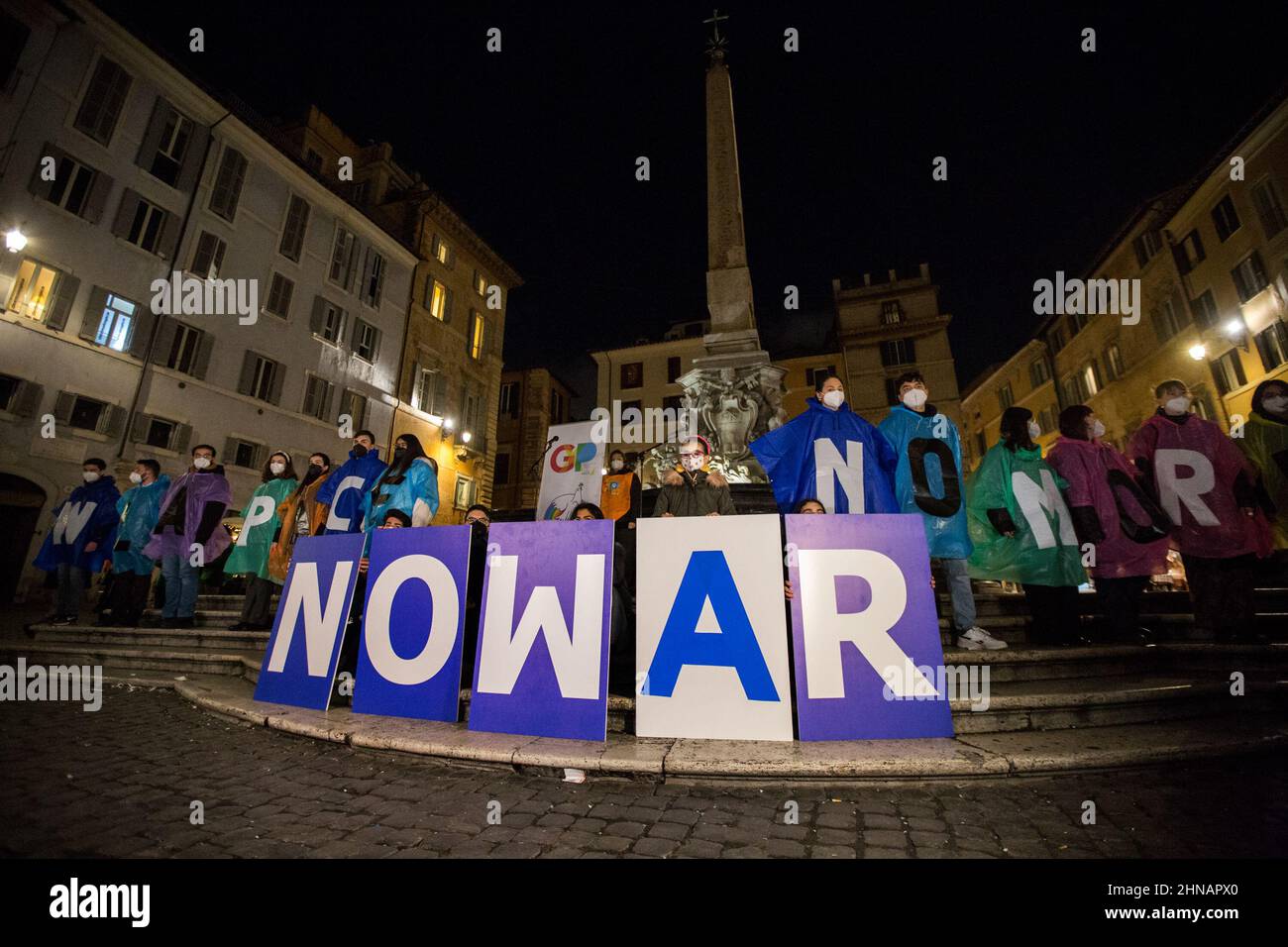 Roma, Italia. 15th Feb 2022. Oggi si tenne a Roma, fuori dal Pantheon, una veglia a lume di candela senza guerra. La manifestazione è stata organizzata dalla Comunità di Sant’Egidio per chiedere la pace tra Federazione russa e Ucraina. Foto Stock