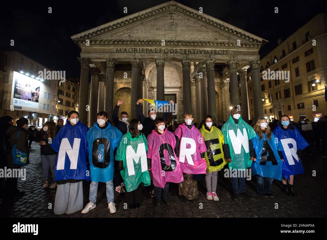 Roma, Italia. 15th Feb 2022. Oggi si tenne a Roma, fuori dal Pantheon, una veglia a lume di candela senza guerra. La manifestazione è stata organizzata dalla Comunità di Sant’Egidio per chiedere la pace tra Federazione russa e Ucraina. Foto Stock
