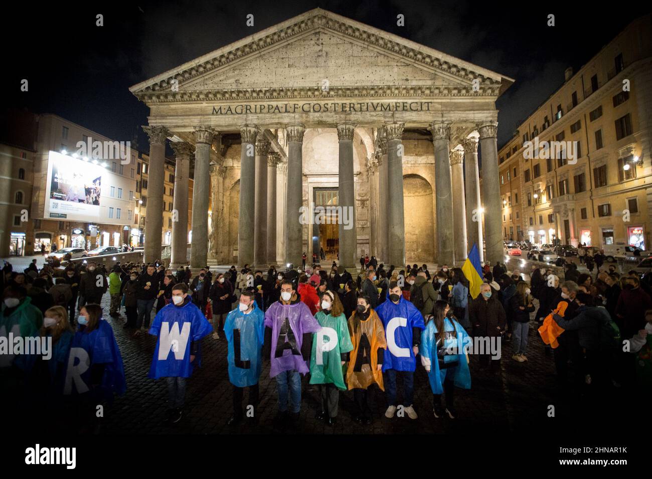 Roma, Italia. 15th Feb 2022. Oggi si tenne a Roma, fuori dal Pantheon, una veglia a lume di candela senza guerra. La manifestazione è stata organizzata dalla Comunità di Sant’Egidio per chiedere la pace tra Federazione russa e Ucraina. Foto Stock