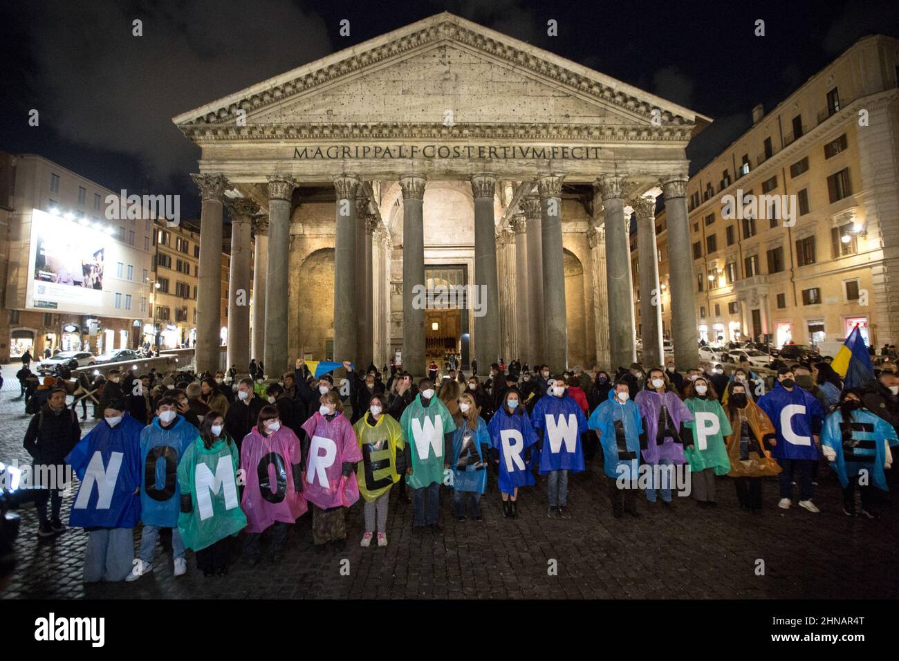 Roma, Italia. 15th Feb 2022. Oggi si tenne a Roma, fuori dal Pantheon, una veglia a lume di candela senza guerra. La manifestazione è stata organizzata dalla Comunità di Sant’Egidio per chiedere la pace tra Federazione russa e Ucraina. Foto Stock
