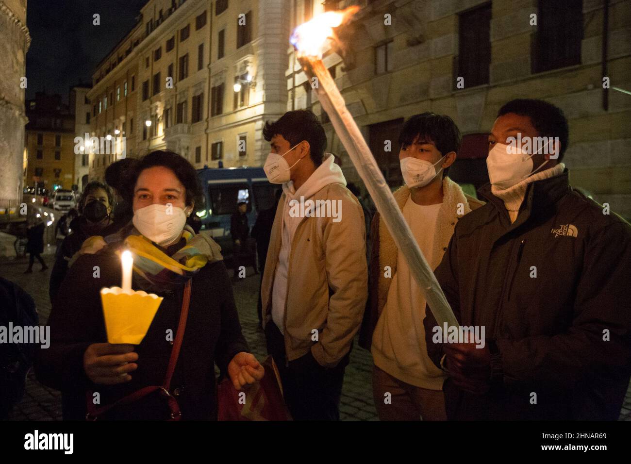 Roma, Italia. 15th Feb 2022. Oggi si tenne a Roma, fuori dal Pantheon, una veglia a lume di candela senza guerra. La manifestazione è stata organizzata dalla Comunità di Sant’Egidio per chiedere la pace tra Federazione russa e Ucraina. Foto Stock