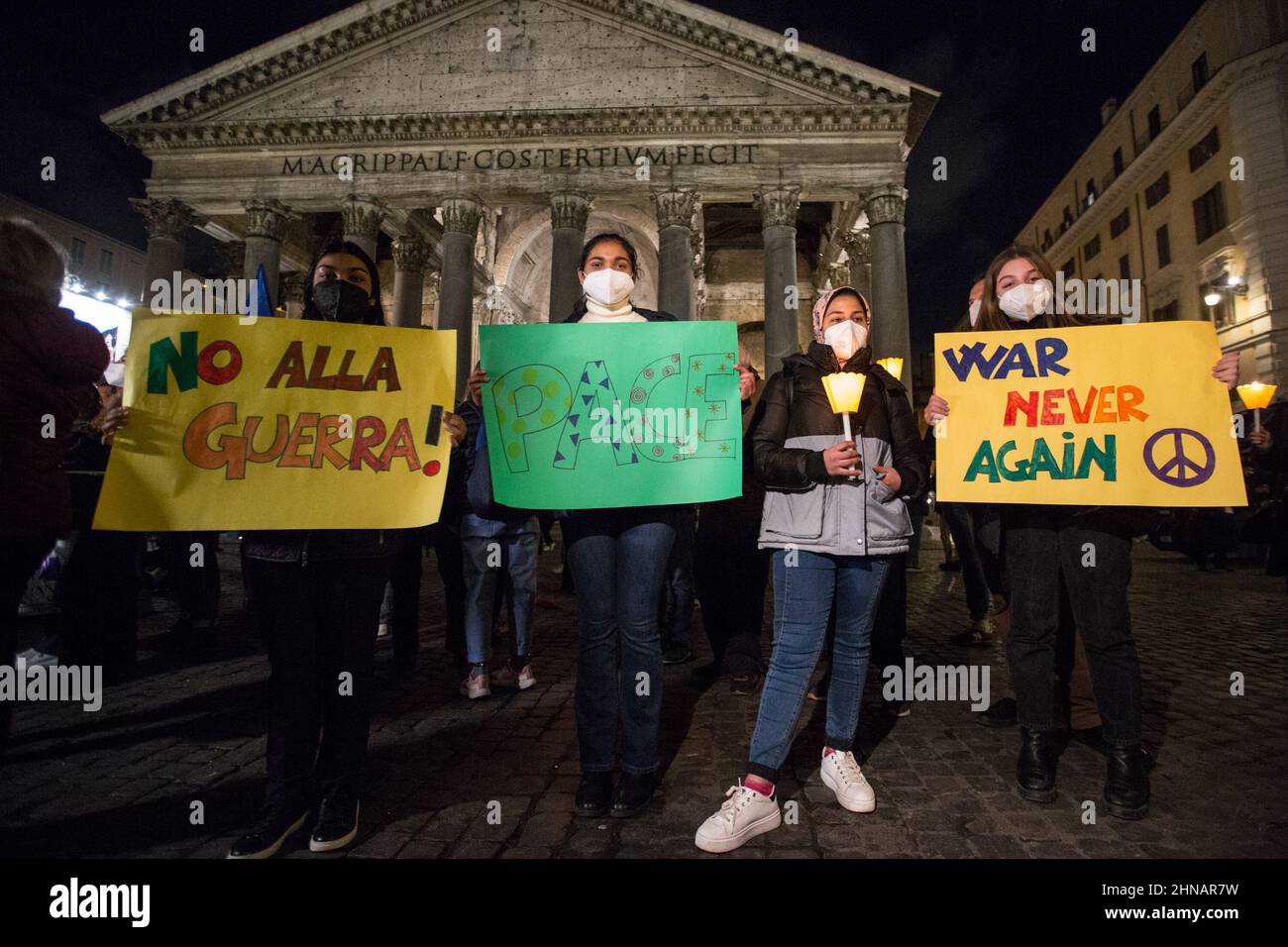 Roma, Italia. 15th Feb 2022. Oggi si tenne a Roma, fuori dal Pantheon, una veglia a lume di candela senza guerra. La manifestazione è stata organizzata dalla Comunità di Sant’Egidio per chiedere la pace tra Federazione russa e Ucraina. Foto Stock