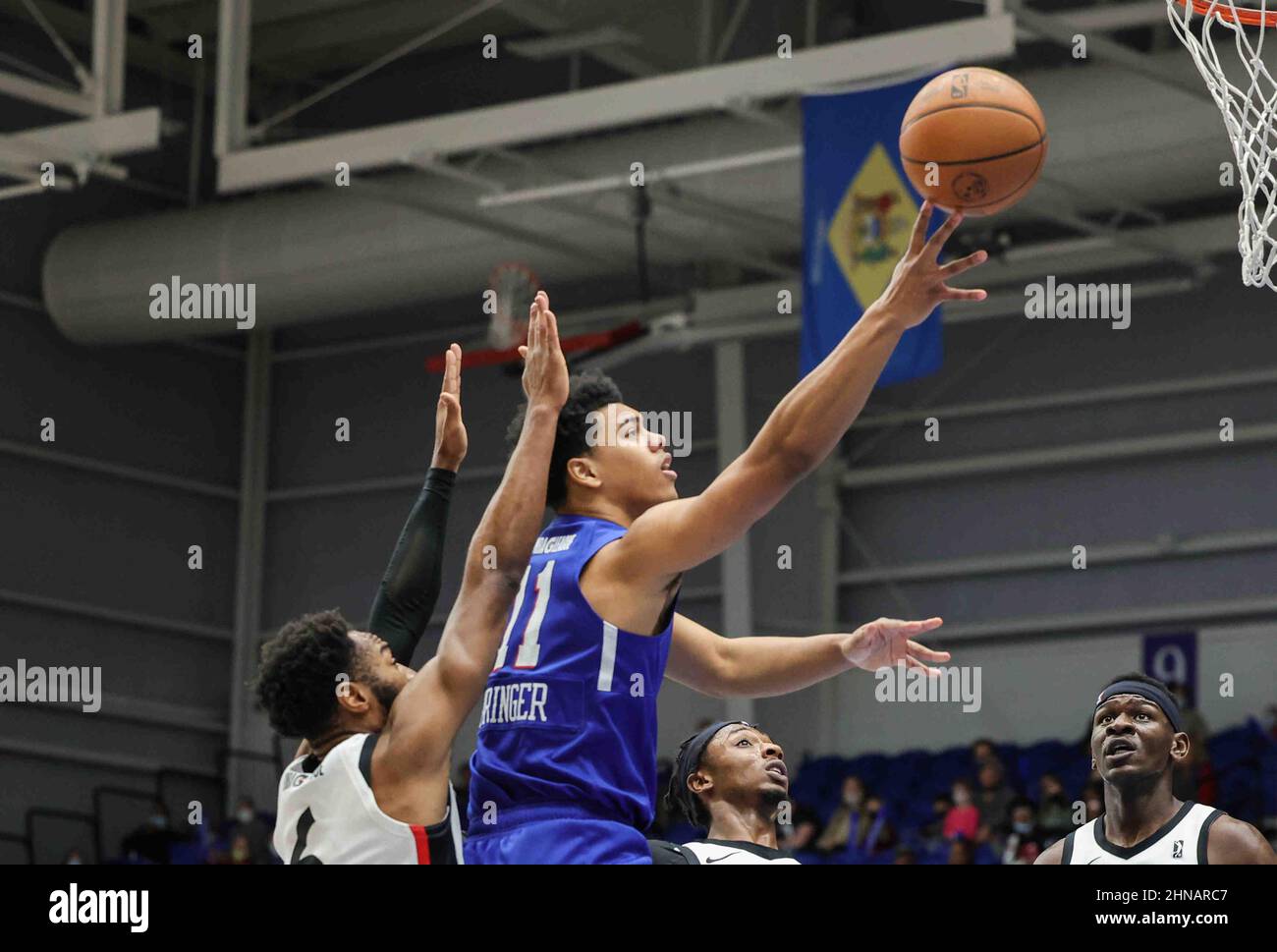 Wilmington, DE, Stati Uniti. 12th Feb 2022. Delaware Bluecoats Guard JADEN SPRINGER (11) guida al basket come Raptors 905 Center Isaac Bonga (25) guarda su durante una partita di basket NBA G-League stagione regolare tra il Delaware Blue Coats e il Raptors 905 Sabato, 12 febbraio 2022, al Chase Fieldhouse di Wilmington, DE (Credit Image: © Saquan Stimpson/ZUMA Press Wire) Foto Stock