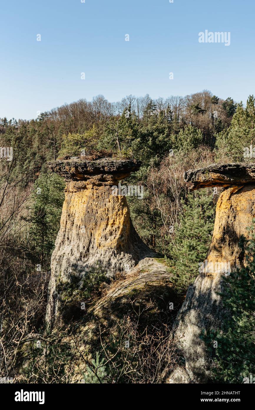 Formazioni rocciose uniche chiamate Poklicky, pot-Lids, vicino al Castello di Kokorin, Repubblica Ceca. Erosione è il risultato di tempo.Escursionismo in Kokorin Valley.Czech Foto Stock