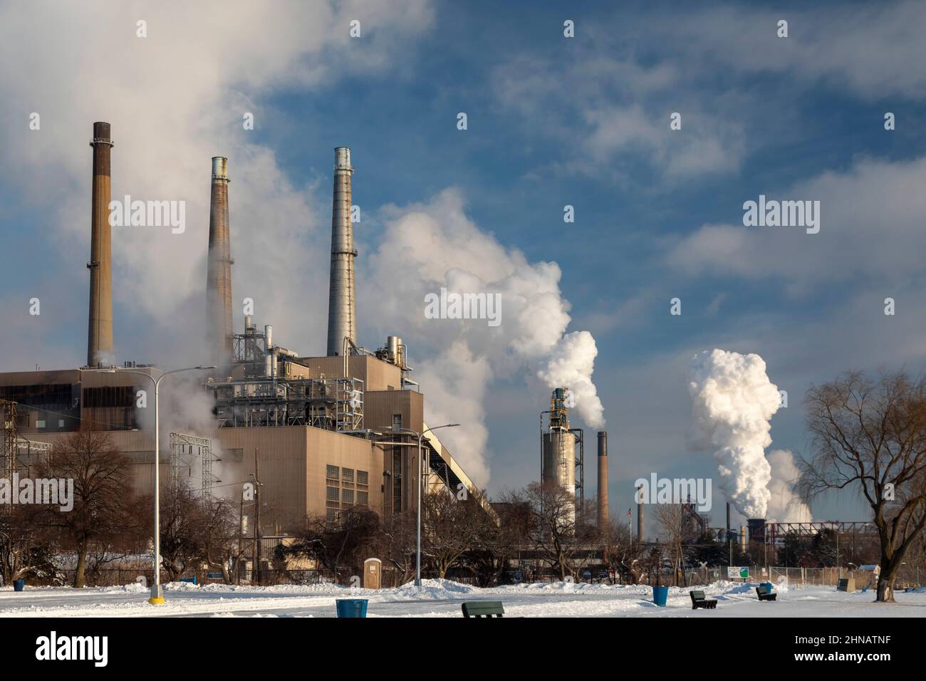 River Rouge, Michigan - centrale elettrica di River Rouge della DTE Energy (a sinistra). L'impianto a carbone è stato chiuso nel 2021 come parte del suo piano per ridurre il carbonio e Foto Stock