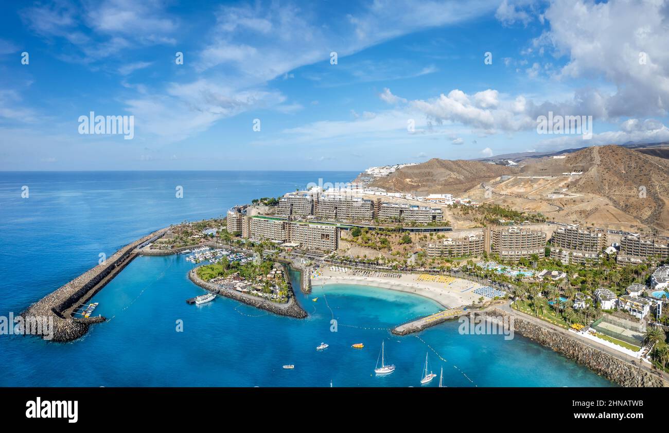Vista aerea con spiaggia e resort Anfi, Gran Canaria, Spagna Foto Stock