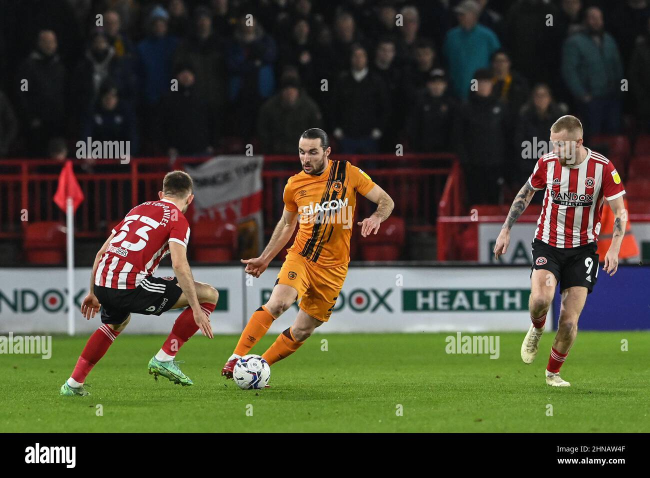 Sheffield, Regno Unito. 15th Feb 2022. Lewis Coyle #2 di Hull City breaks in Sheffield, Regno Unito il 2/15/2022. (Foto di Craig Thomas/News Images/Sipa USA) Credit: Sipa USA/Alamy Live News Foto Stock