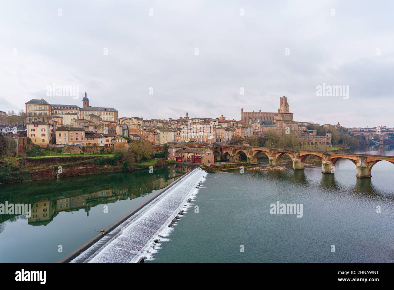 Skyline della città di Albi, fiume Tarn e Cattedrale di Albi (Basilica Cattedrale di Santa Cecilia) al tramonto Foto Stock