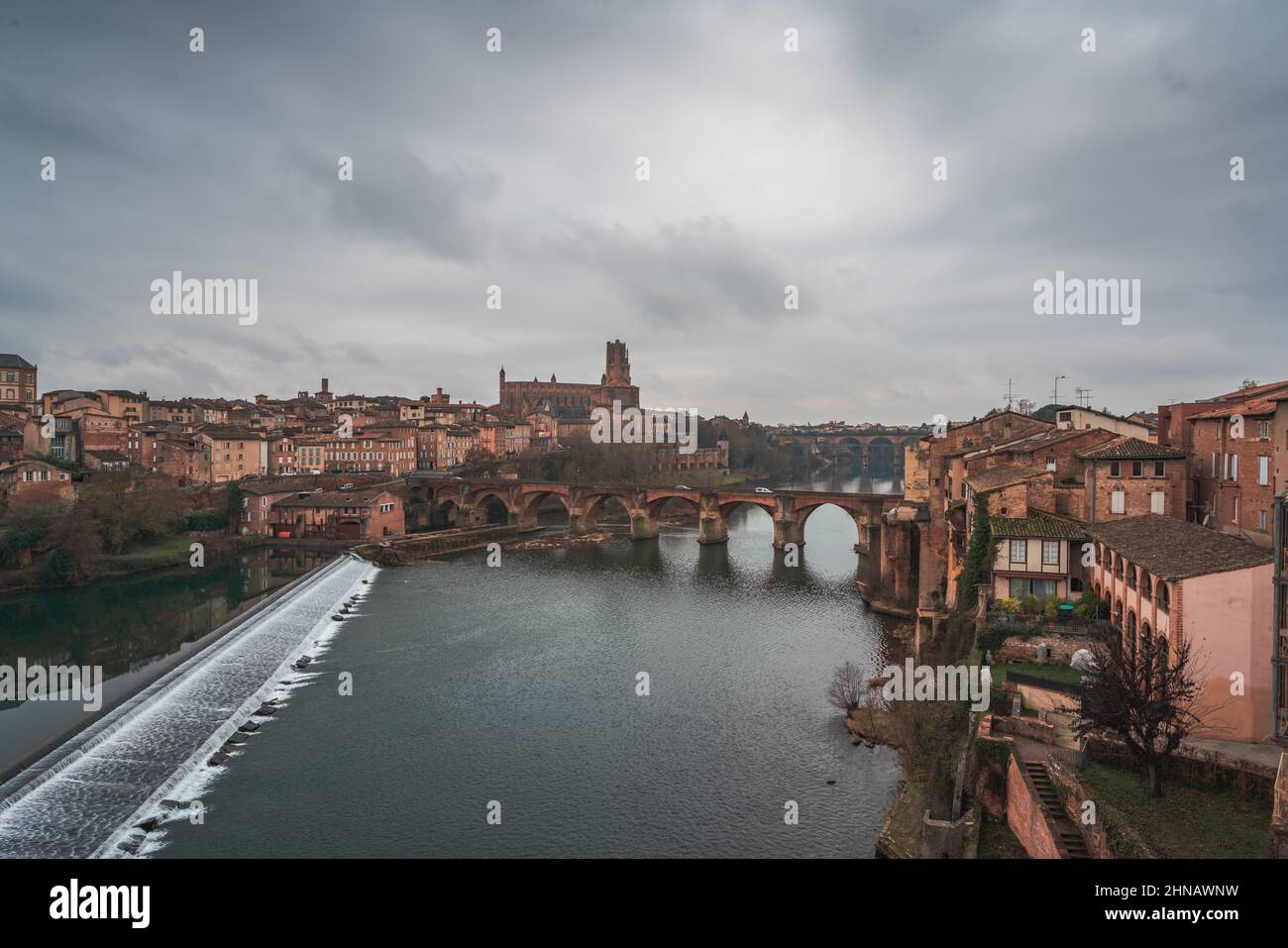 Skyline della città di Albi, fiume Tarn e Cattedrale di Albi (Basilica Cattedrale di Santa Cecilia) al tramonto Foto Stock