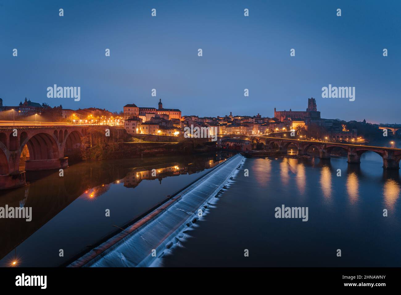 Skyline della città di Albi, fiume Tarn e Cattedrale di Albi (Basilica Cattedrale di Santa Cecilia) al tramonto Foto Stock