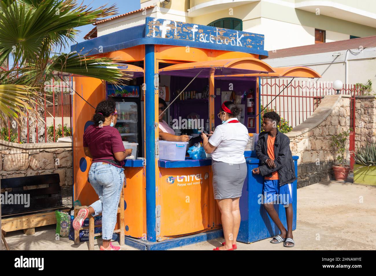 Chiosco di cibo e bevande sulla strada lungomare, Rua Kuamen'Kruma, Santa Maria, SAL, República de Cabo (Capo Verde) Foto Stock