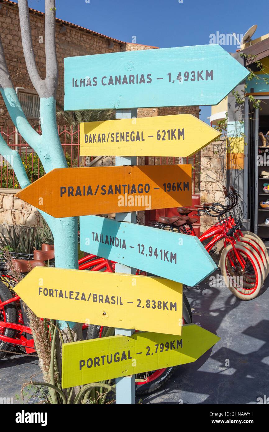 Cartello di distanza sul lungomare pedonale, Rua Kuamen'Kruma, Santa Maria, SAL, República de Cabo (Capo Verde) Foto Stock