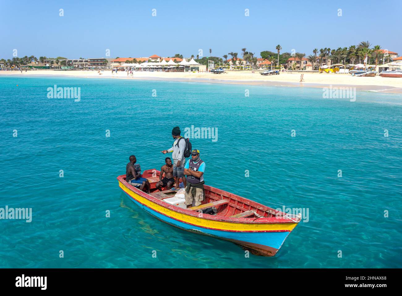 Gruppo locale in barca presso il molo di pesca Pontao Santa Maria, Praia Santa Maria, Santa Maria, SAL, República de Cabo (Capo Verde) Foto Stock