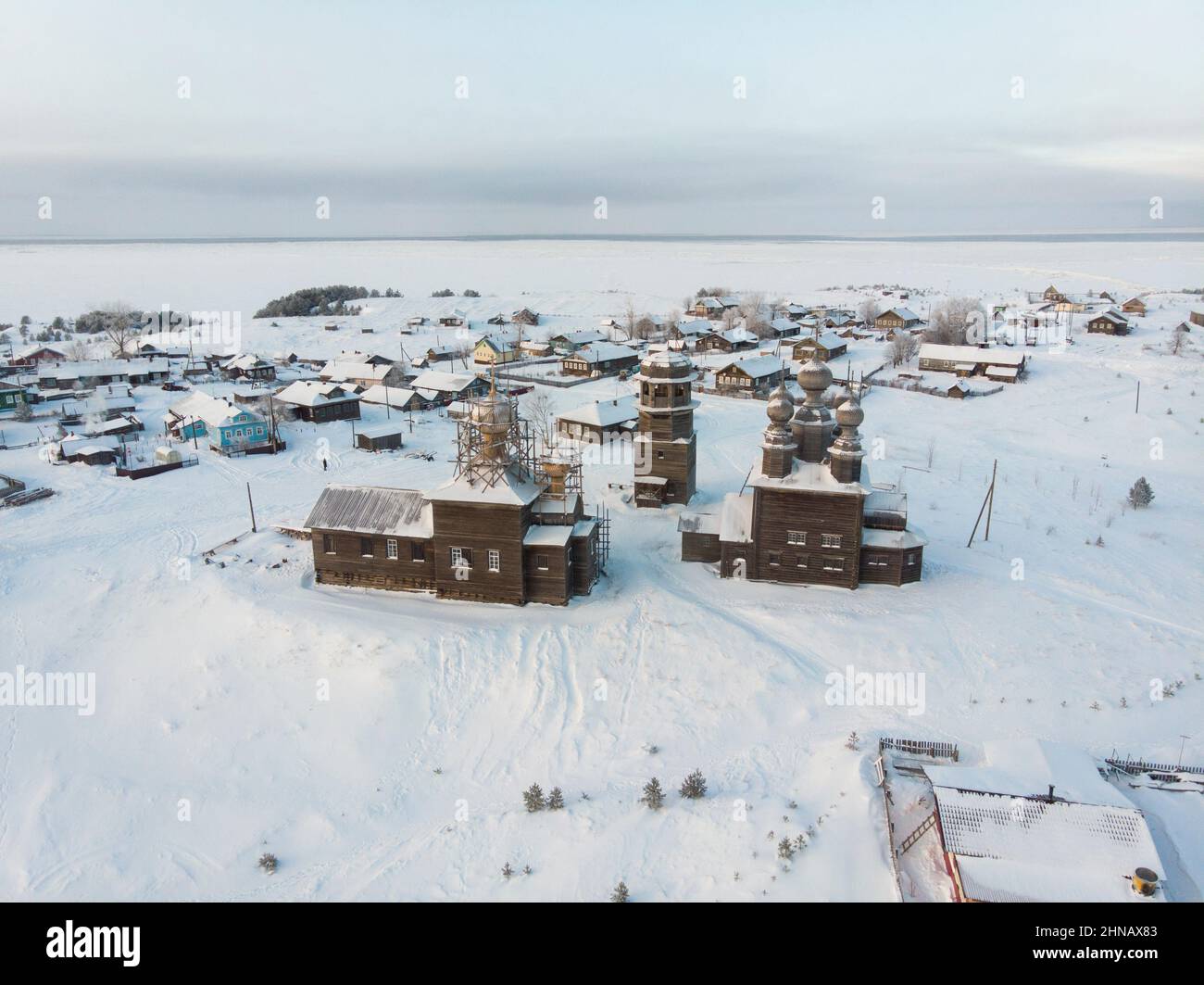 Villaggio russo sulla costa del Mar Bianco. Vorzogory villaggio. Russia, regione di Arkhangelsk Foto Stock