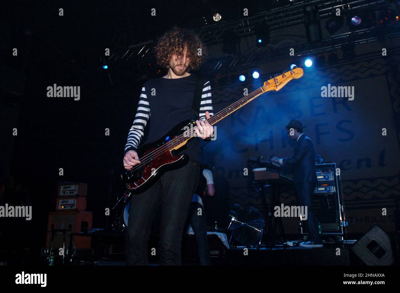 Milano Italia 2005-11-15 : concerto dal vivo della band Kaiser Chiefs al Rolling Stone Nightclub , il bassista Simon Rix durante il concerto Foto Stock