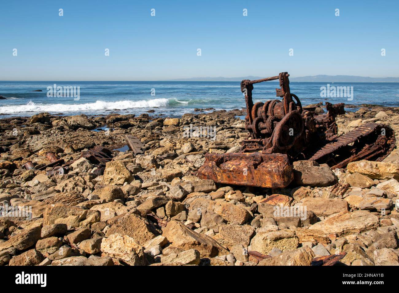 La SS Dominator corse a riva nel 1961 vicino a Rancho Palos Verdes nella California meridionale e da allora è arrugginita. Foto Stock