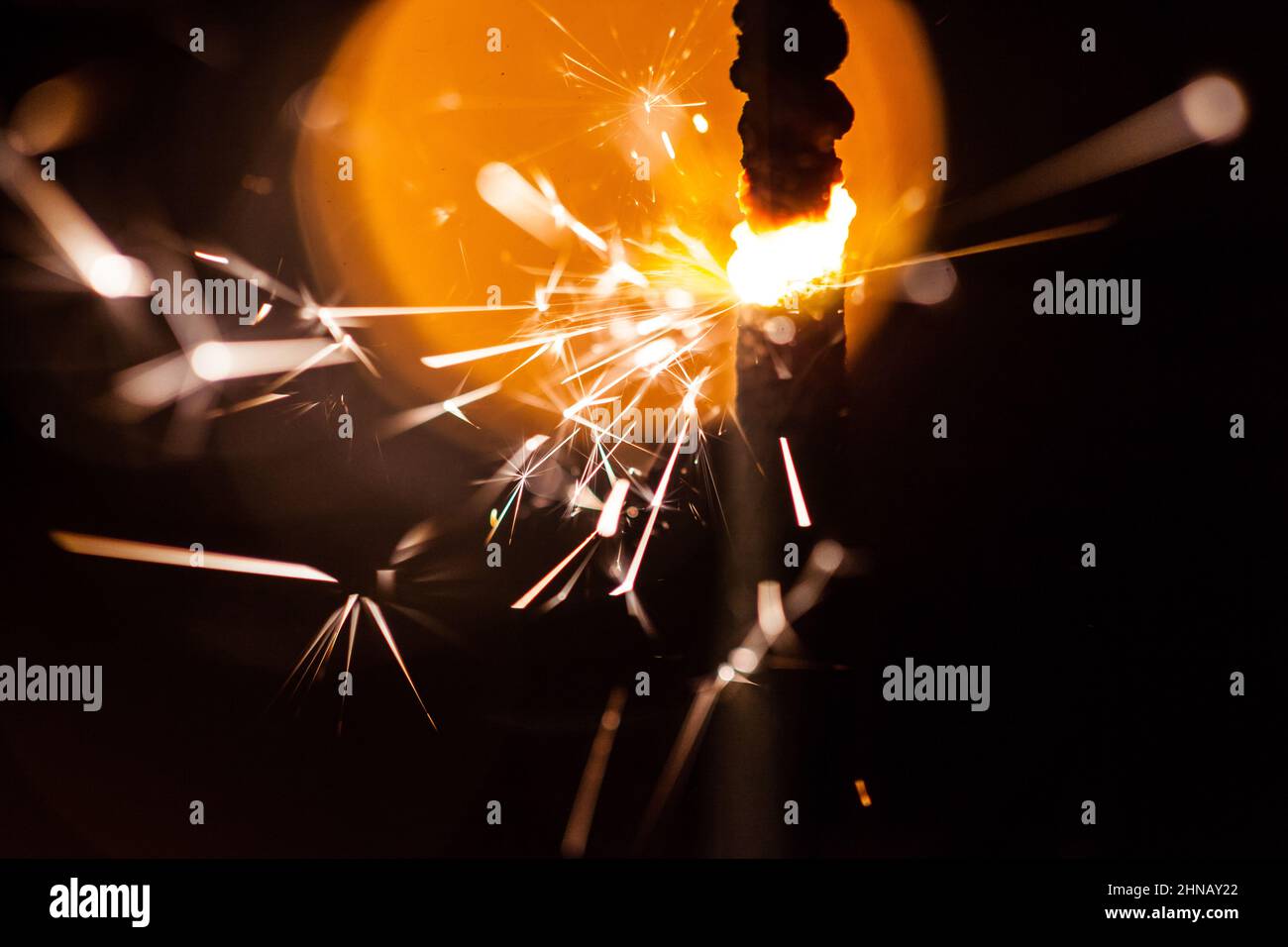 fuoco ardente candela fuochi d'artificio nel buio Foto Stock