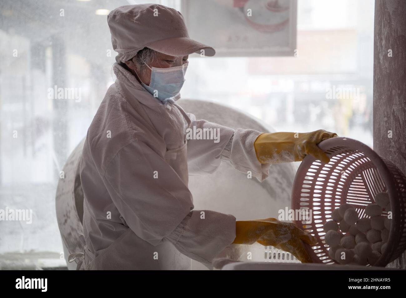 Wuhan, Cina. 15th Feb 2022. Un dipendente fa Tangyuan (anche noto come palle di riso glutinose o semplicemente chiamato gnocchi Yuanxiao cinese) in un laboratorio per il Festival delle Lanterne. Il Festival delle Lanterne, detto anche Festival Shangyuan, è un festival tradizionale cinese celebrato il quindicesimo giorno del primo mese nel calendario cinese lunisolare durante la luna piena in tutti i paesi del sud-est asiatico. Credit: SOPA Images Limited/Alamy Live News Foto Stock