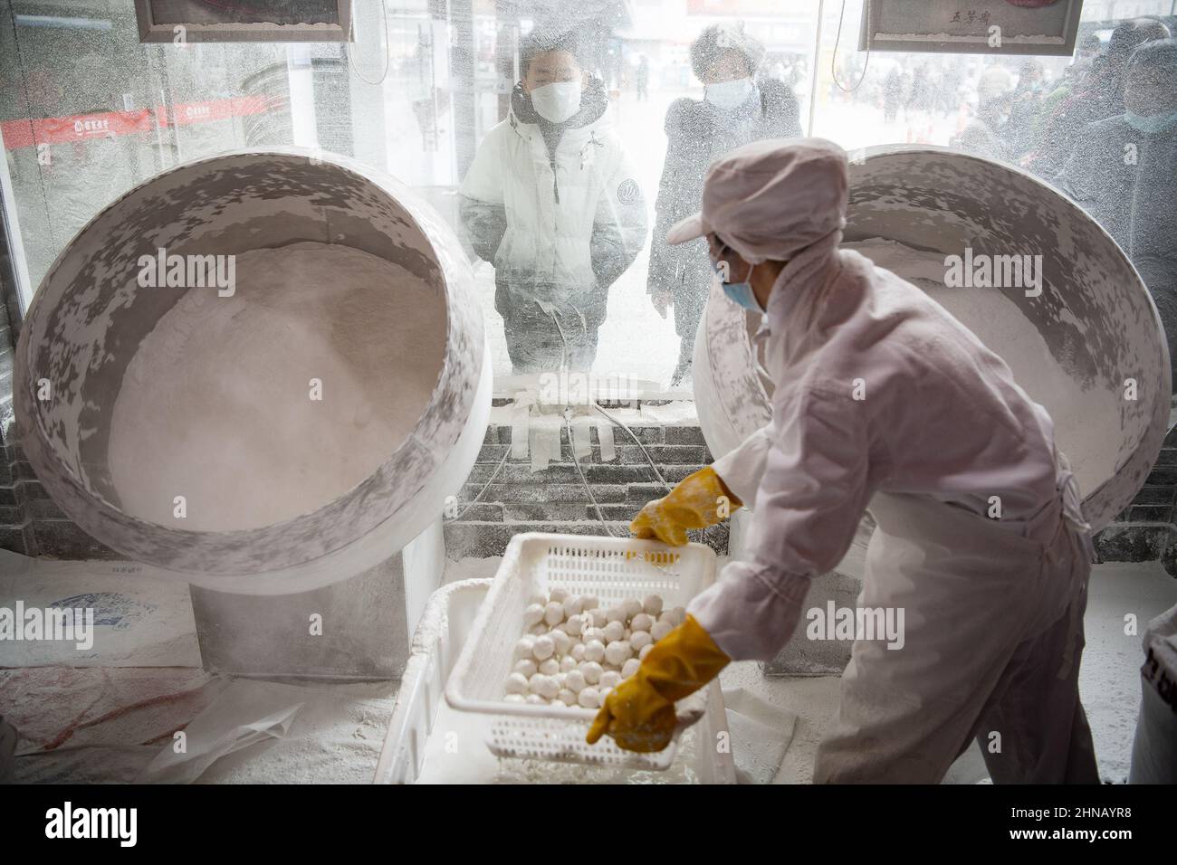 Wuhan, Cina. 15th Feb 2022. Un dipendente fa Tangyuan (anche noto come palle di riso glutinose o semplicemente chiamato gnocchi Yuanxiao cinese) in un laboratorio per il Festival delle Lanterne. Il Festival delle Lanterne, detto anche Festival Shangyuan, è un festival tradizionale cinese celebrato il quindicesimo giorno del primo mese nel calendario cinese lunisolare durante la luna piena in tutti i paesi del sud-est asiatico. Credit: SOPA Images Limited/Alamy Live News Foto Stock