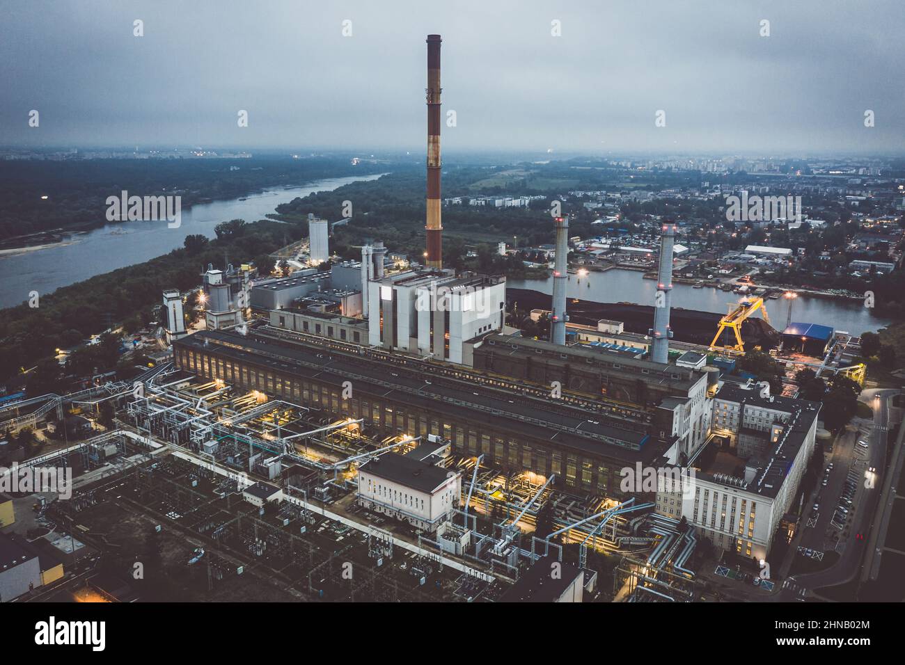 Vista aerea della fabbrica sotto il cielo nuvoloso scuro Foto Stock