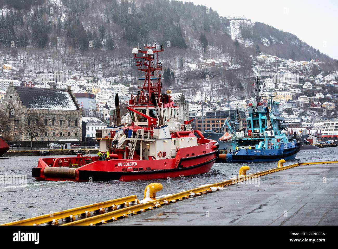 TUG boats BB Coaster e vivax a Vaagen, entrando nel porto interno di Bergen, Norvegia. Foto Stock