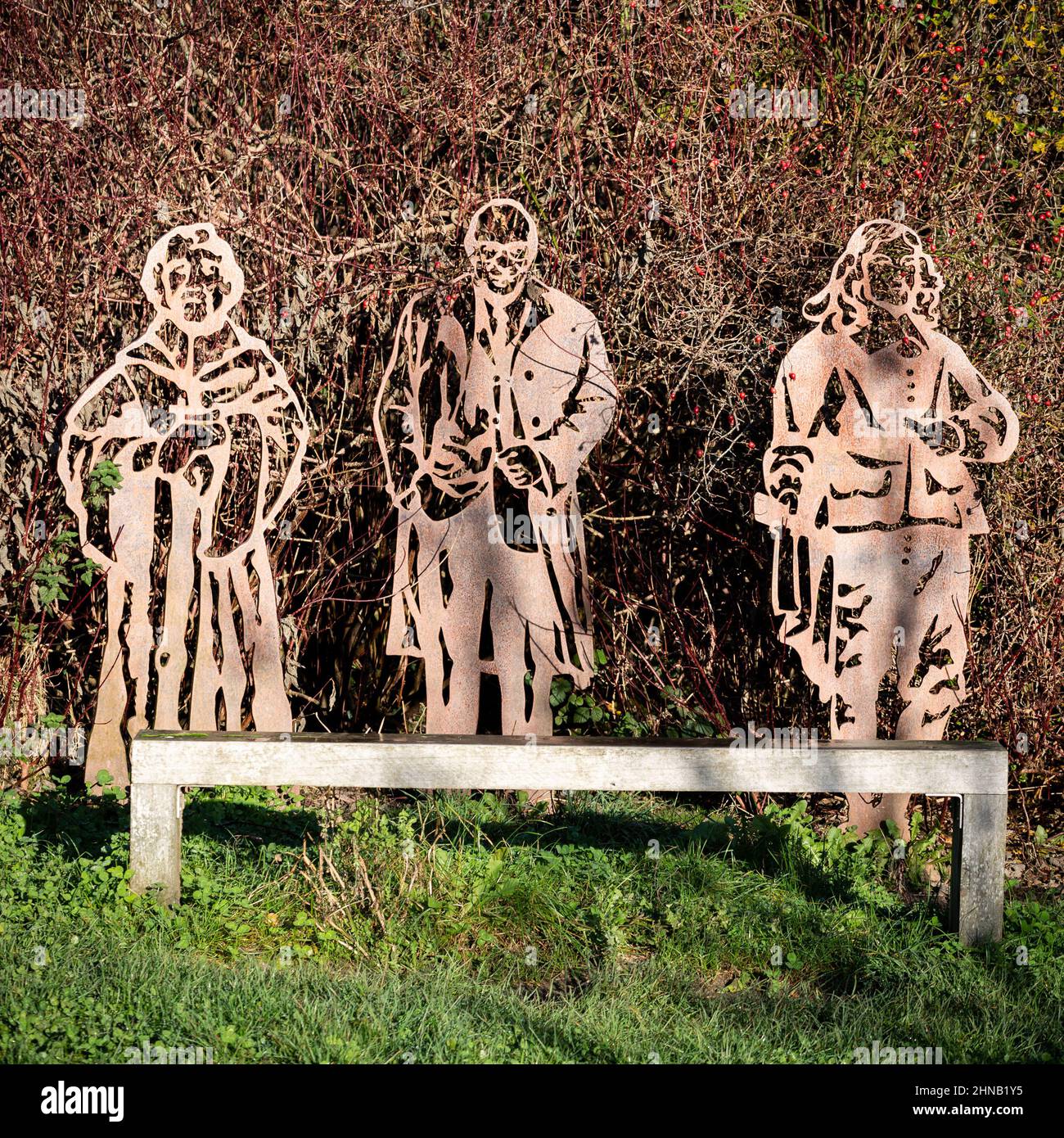 Un'opera d'arte in acciaio raffigurante "Romiley People". Questo fa parte del progetto Sustrans e si trova accanto al ponte pedonale sulla rete ciclabile nazionale Foto Stock