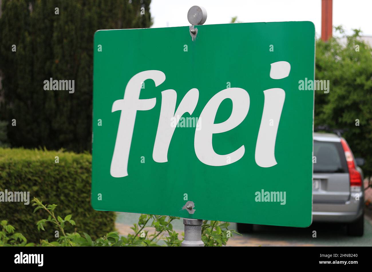 Firma con il testo tedesco 'Frei' che si traduce in 'Free' in lingua inglese Foto Stock