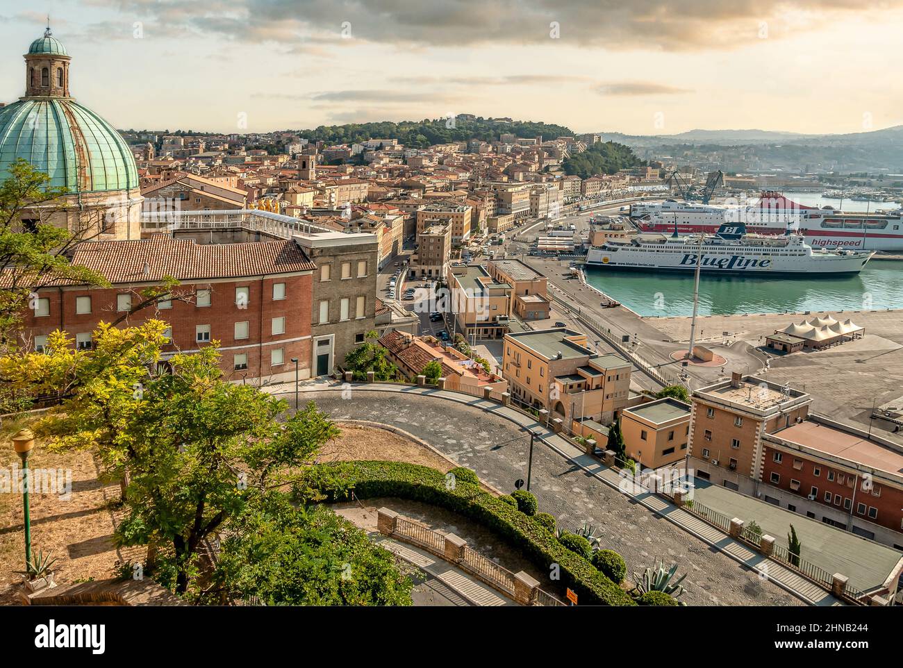 Zona portuale vista dal centro storico di Ancona, Marche, Italia Foto Stock