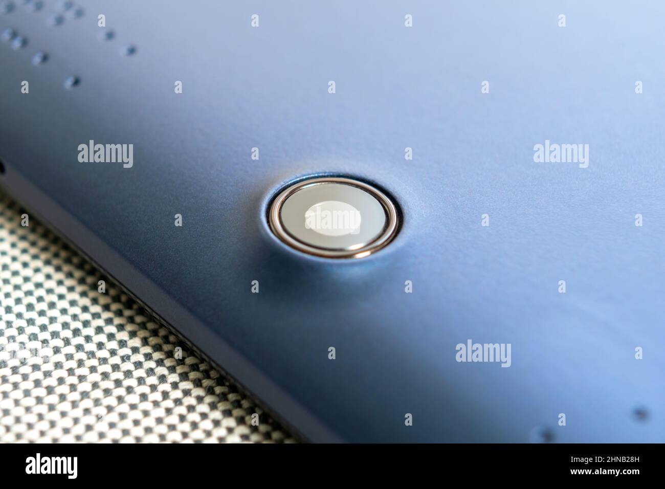 Fotocamera tablet sul retro di un dispositivo elettronico digitale mobile. Primo piano. Spazio di copia. Scatto macro Foto Stock