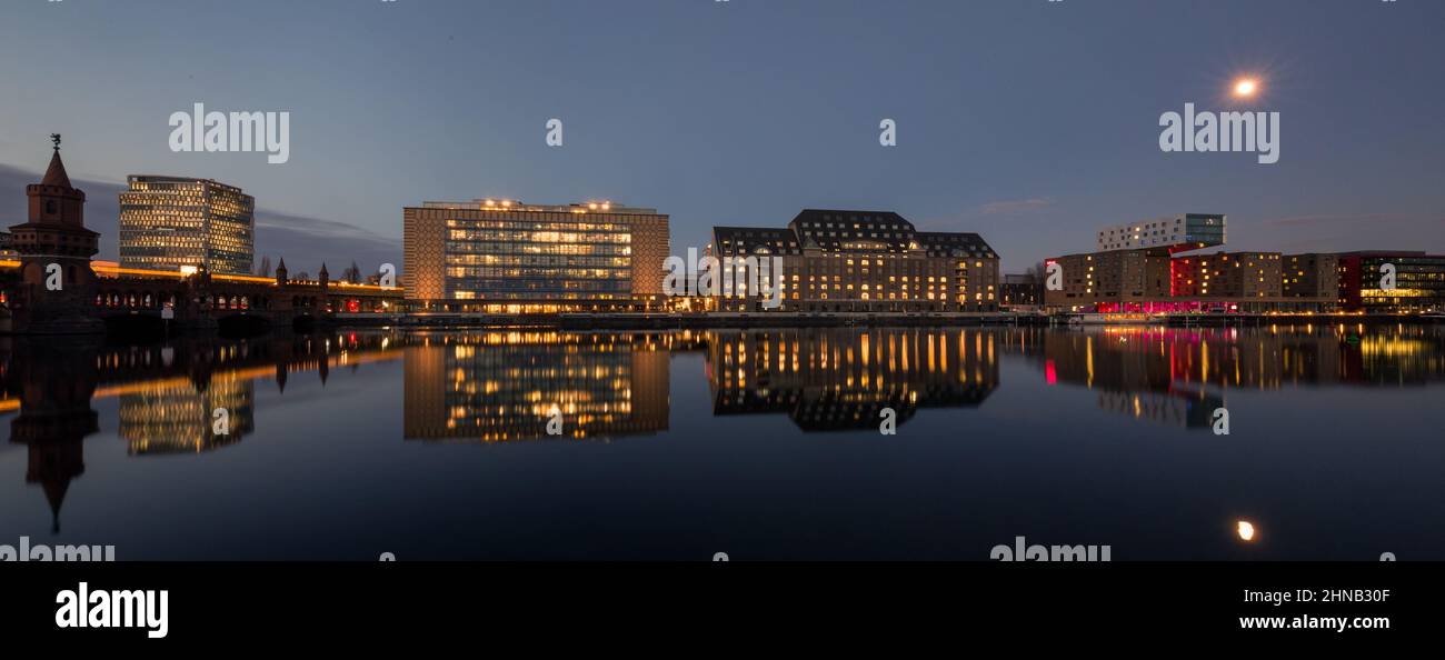 Serata al fiume Sprea, Berlino Foto Stock
