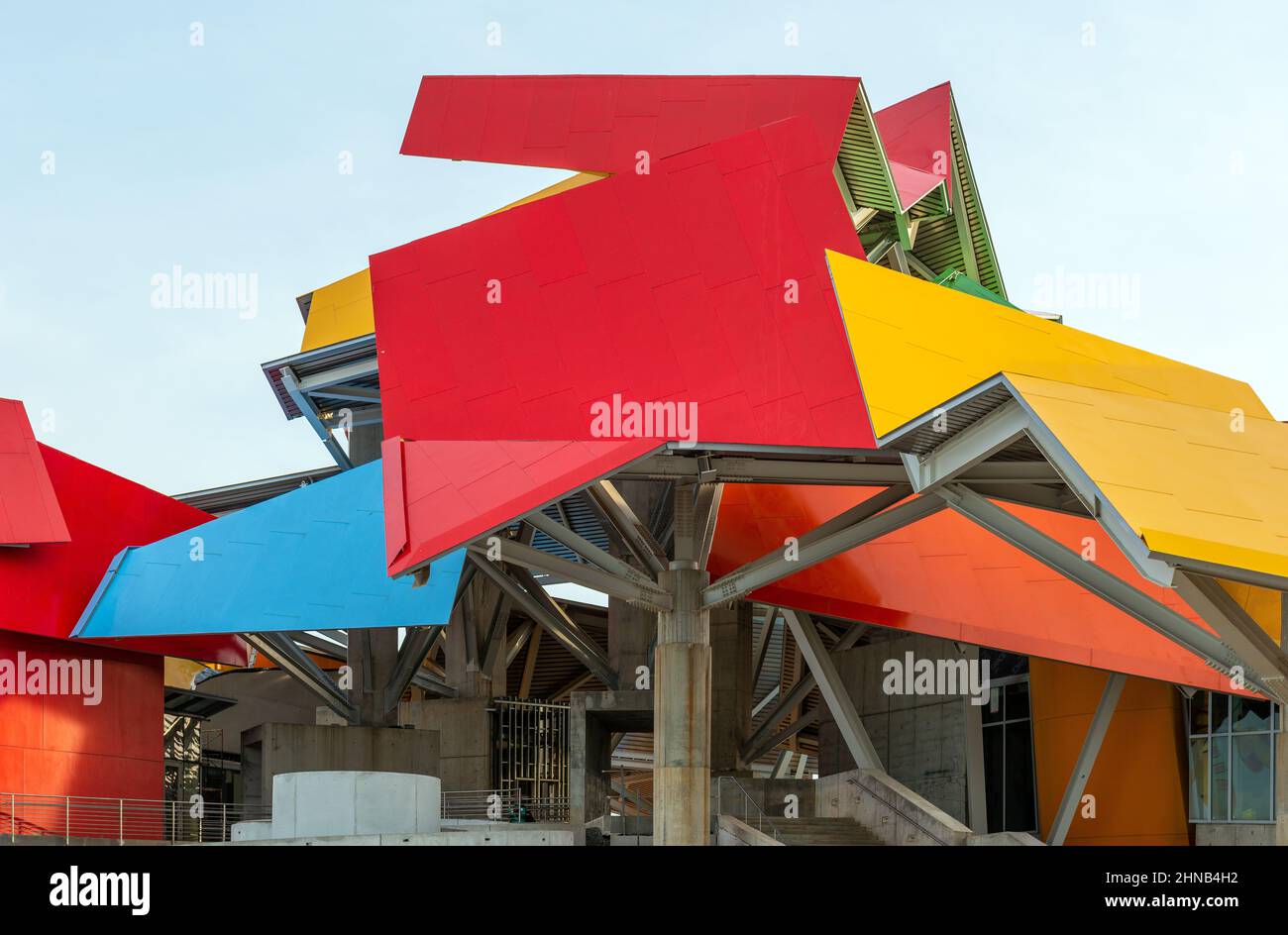 Frank Gehry's Museum of Biodiversity, un museo della scienza moderna vicino all'ingresso del canale di Panama, Città di Panama, Panama. Foto Stock