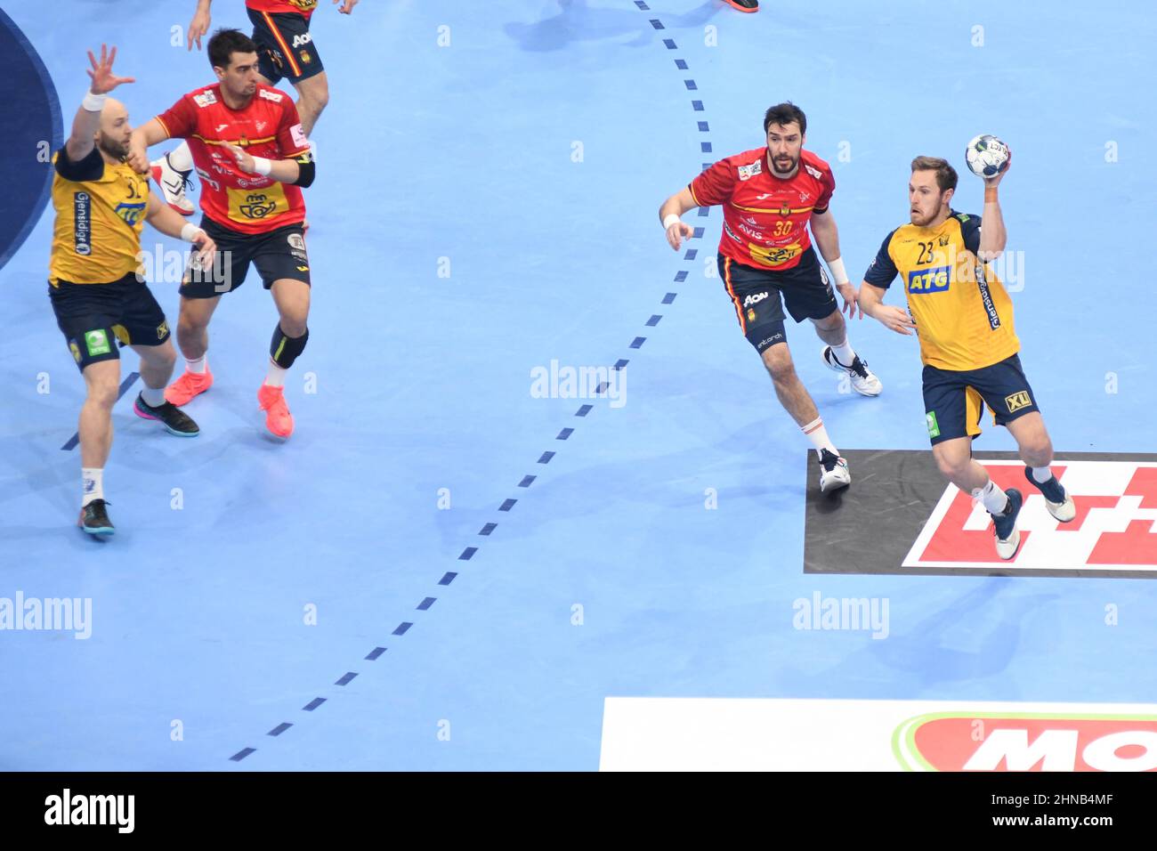 Albin Lagergren (Svezia) contro la Spagna. EHF Euro 2022. Gioco finale Foto Stock