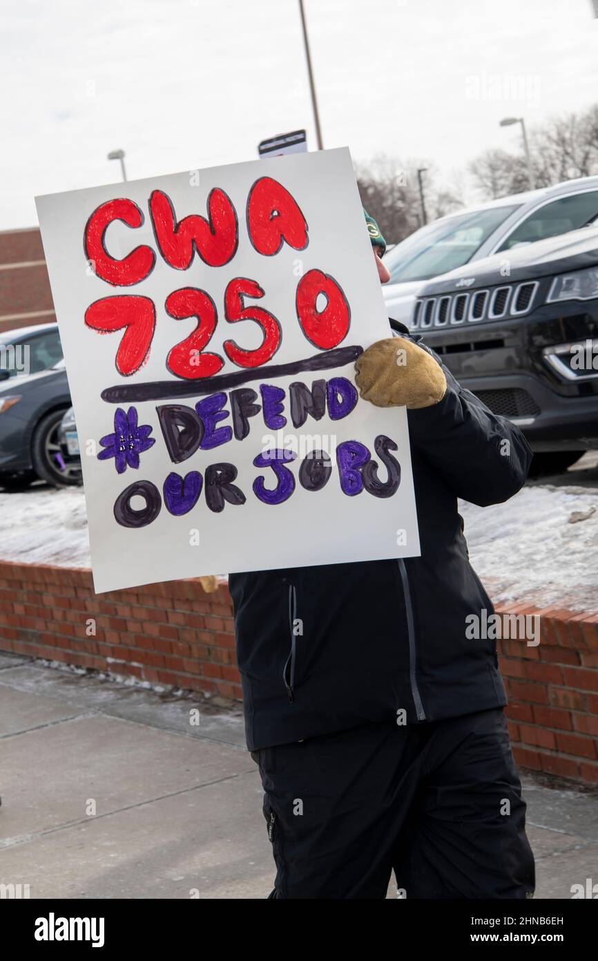 St. Paul, Minnesota. Febbraio 12, 2022. I lavoratori si radunano per la giustizia presso AT&T. Mobilità AT&T i lavoratori di un raduno del lavoro lottano per vincere i grandi aumenti, tagliati dentro Foto Stock