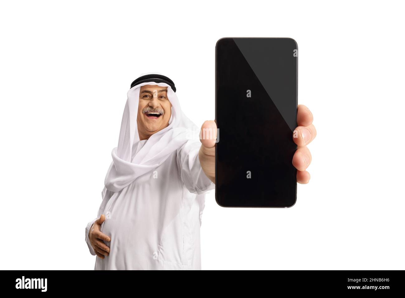 Uomo arabo maturo che tiene uno smartphone di fronte alla fotocamera isolato su sfondo bianco Foto Stock