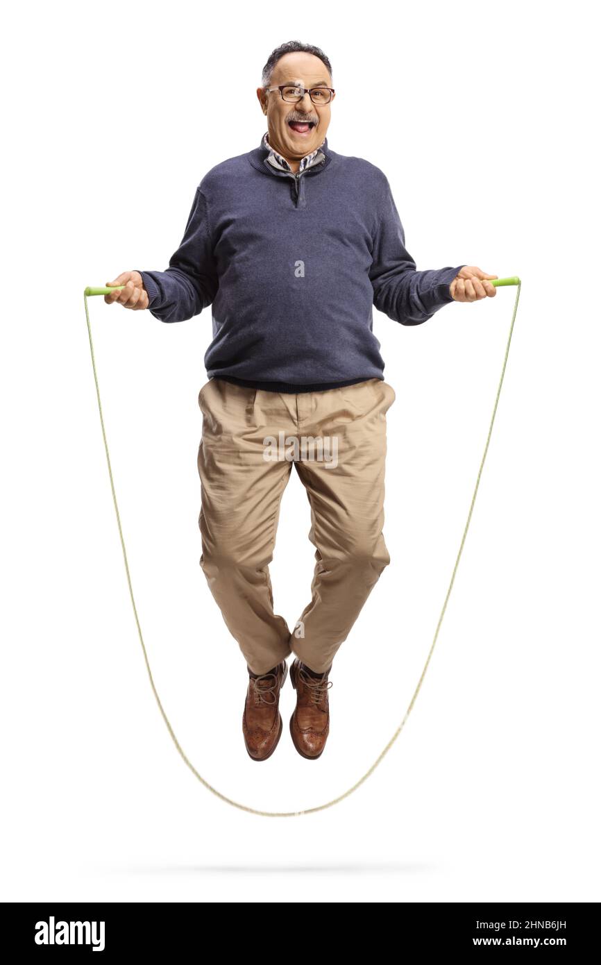 Uomo maturo in abiti casual saltando una corda isolata su sfondo bianco Foto Stock