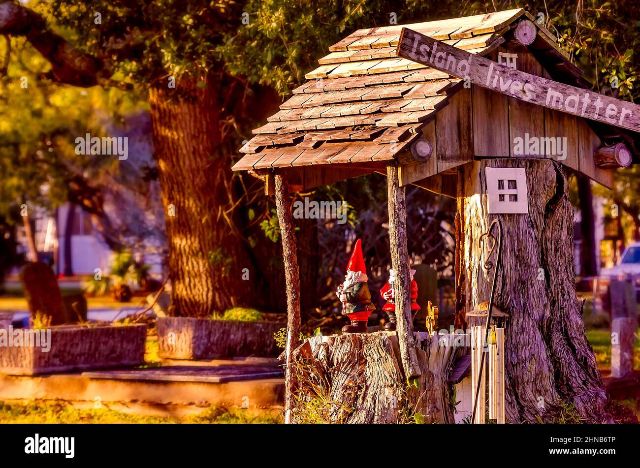 Una casa delle fate per gnomi da giardino si trova nel cimitero dell'isola di Dauphin, 9 febbraio 2022, nell'isola di Dauphin, Alabama. Foto Stock