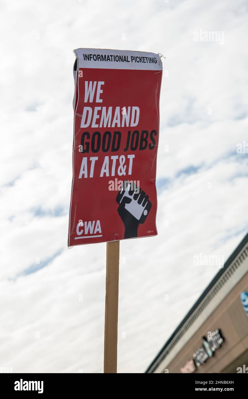St. Paul, Minnesota. Febbraio 12, 2022. I lavoratori si radunano per la giustizia presso AT&T. Mobilità AT&T i lavoratori di un raduno del lavoro lottano per vincere i grandi aumenti, tagliati dentro Foto Stock