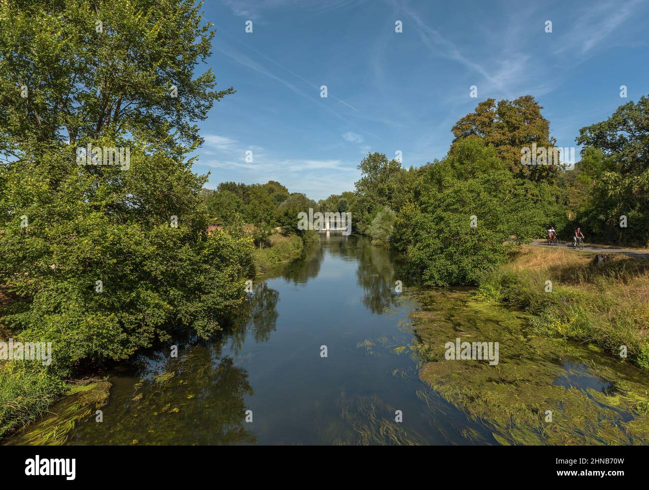 Paesaggio fluviale sul fiume Nidda a Francoforte, Germania Foto Stock