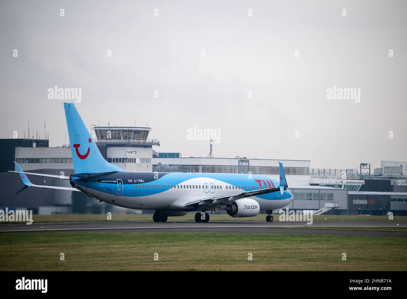 Un TUI (G-TAWJ) Boeing 737-8K5 all'aeroporto di Cardiff a Rhose, Galles, Regno Unito. Foto Stock