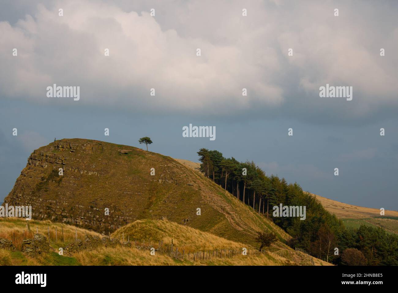 Sentiero escursionistico verso Mama Tor, Peak District, Inghilterra Foto Stock