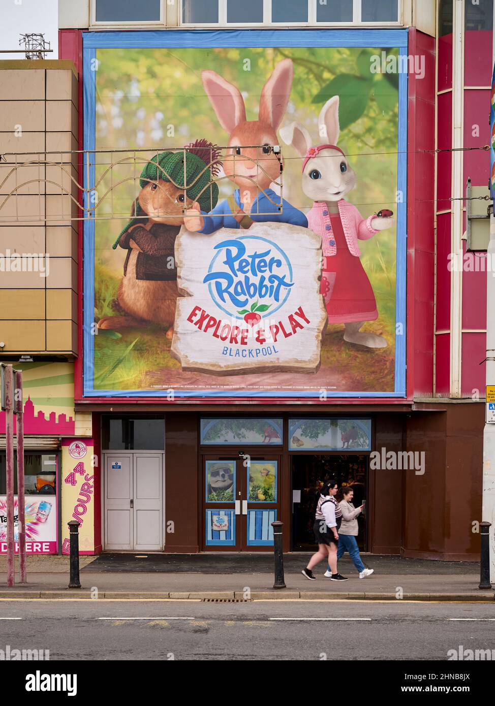 Il centro di esplorazione e gioco di Peter Rabbit si apre sulla Blackpool Promenade, Regno Unito Foto Stock
