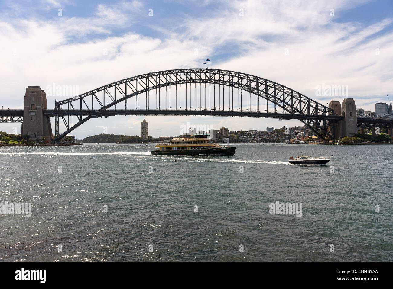 Il traghetto di classe smeraldo May Gibbspassing di fronte al Sydney Harbour Bridge in una giornata estiva Foto Stock