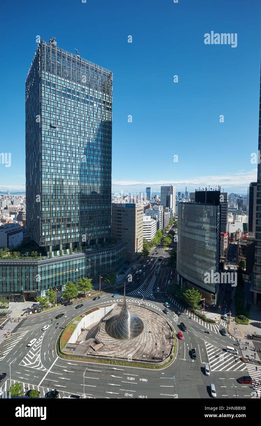 Nagoya, Giappone – 22 ottobre 2019: La piazza di fronte alla stazione centrale di Nagoya JR con il Monumento Hisho nel centro. Nagoya. Giappone Foto Stock