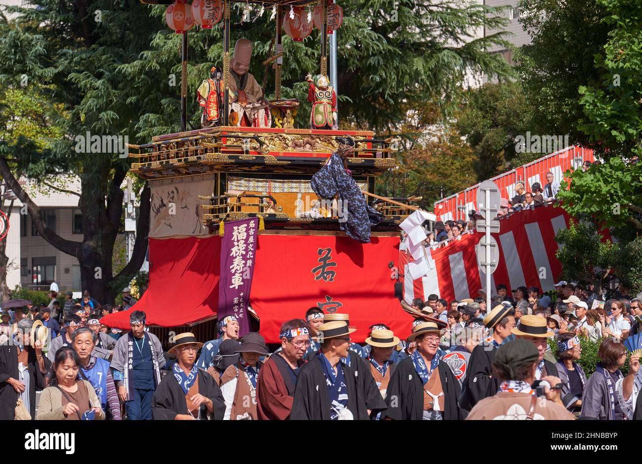 Nagoya, Giappone – 20 ottobre 2019: Galleggiante Dashi decorato con marionette meccaniche che viene tirato per le strade con partecipanti in abito d'epoca ( Foto Stock