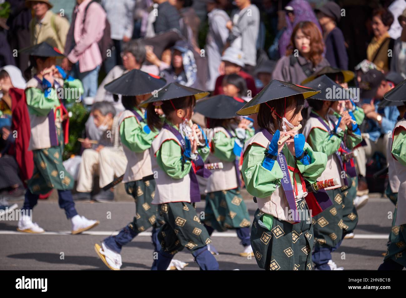 Nagoya, Giappone – 20 ottobre 2019: La sfilata di bambini che indossano costumi storici tradizionali con flauti al festival autunnale di Nagoya. Giappone Foto Stock