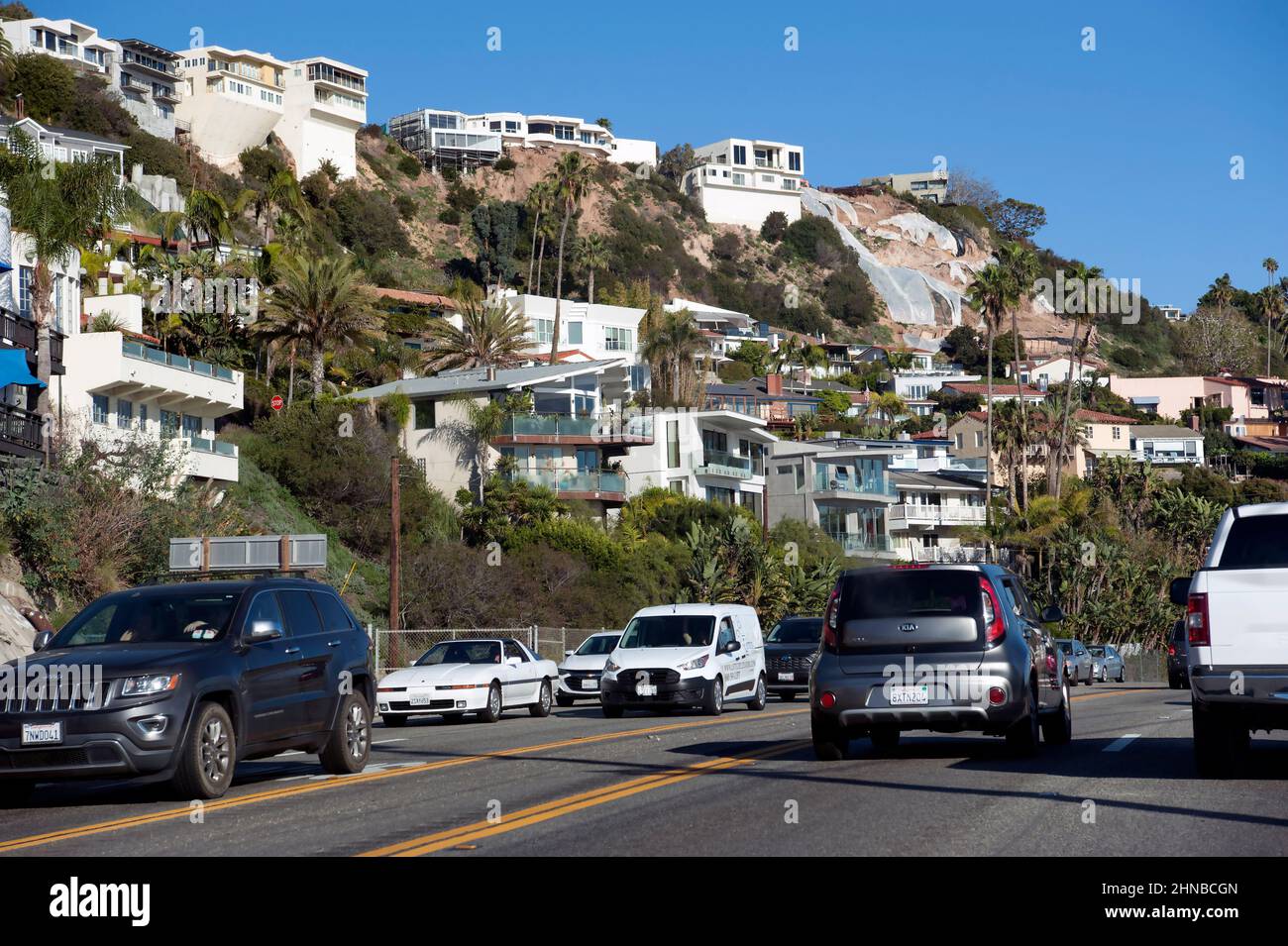 PCH a Malibu con case in collina che si affacciano sull'Oceano Pacifico. Foto Stock