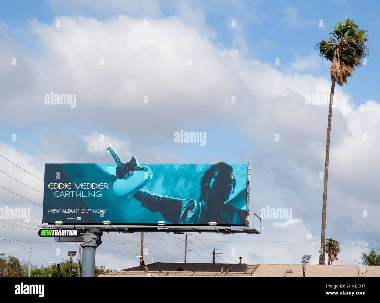 Un cartellone a Los Angeles annuncia l'uscita di un nuovo album di Eddie Vedder intitolato Earthling. Foto Stock