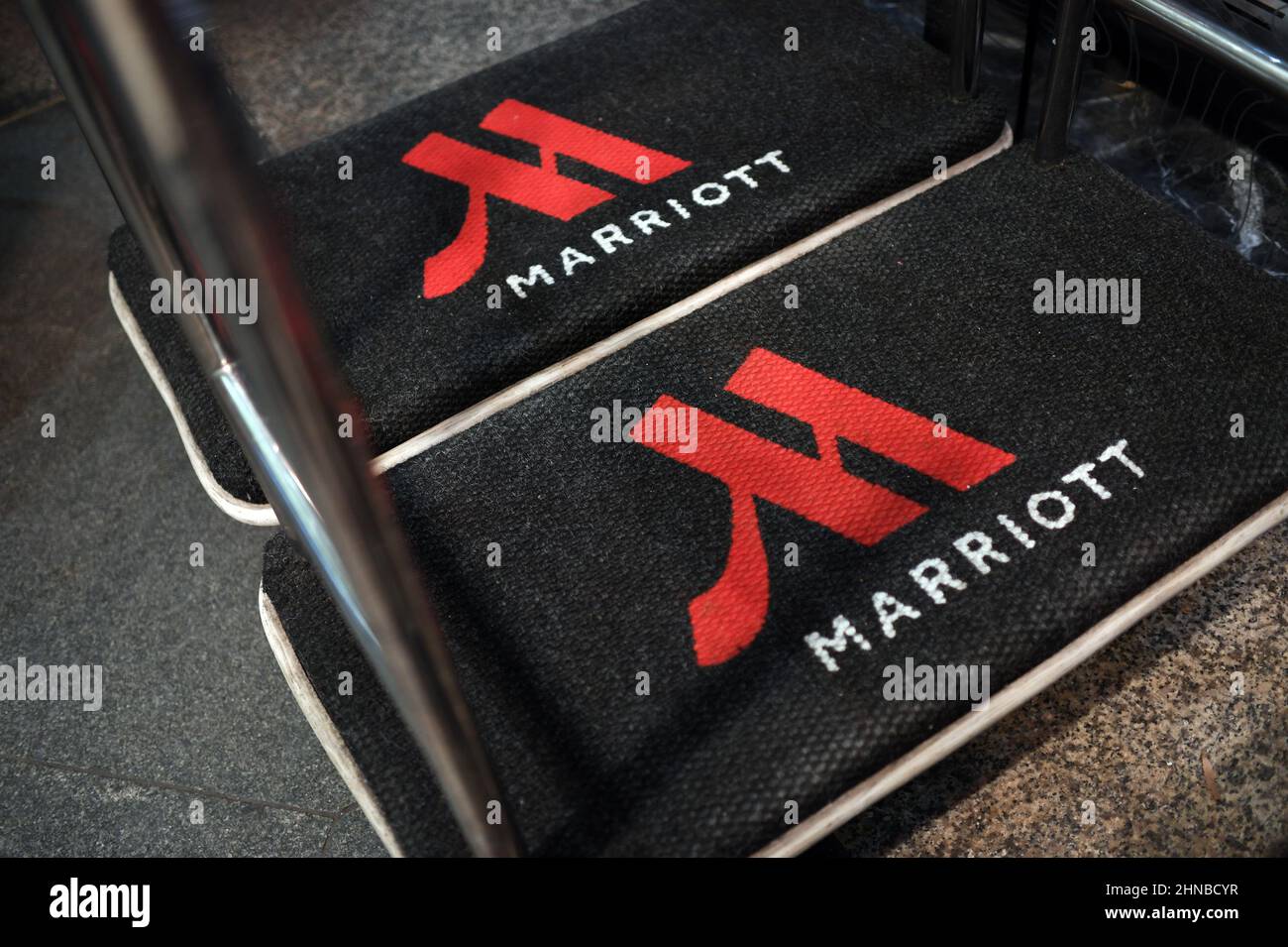 New York, Stati Uniti. 15th Feb 2022. Vista del cartello Times Square Marriott Marquis New York Hotel, New York, NY, 15 febbraio 2022. (Foto di Anthony Behar/Sipa USA) Credit: Sipa USA/Alamy Live News Foto Stock